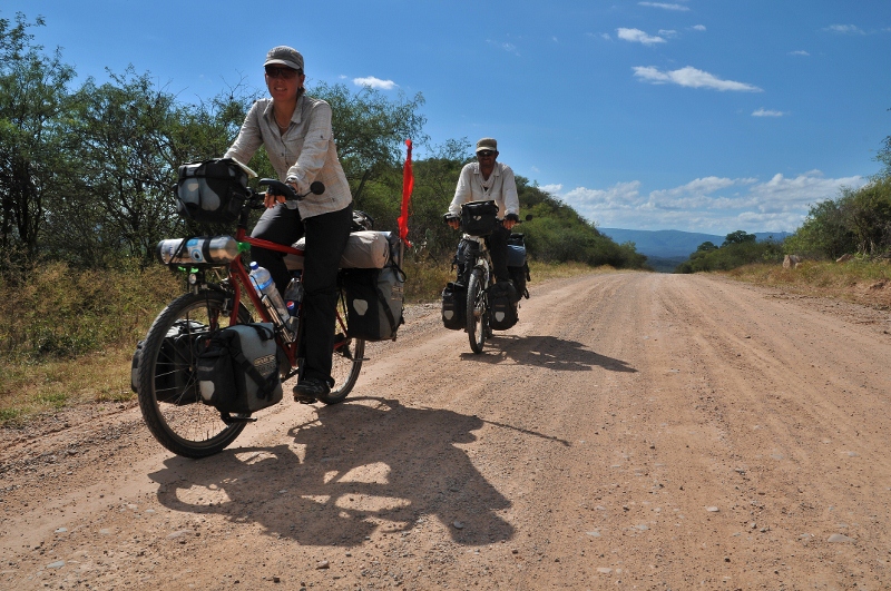 Zwei Fahrradfaherer (Andreas Krüger und Johanna brause) auf Argentiniens Nebenstrassen